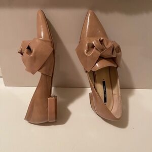 Zara tan patent shoes with a bow in the front